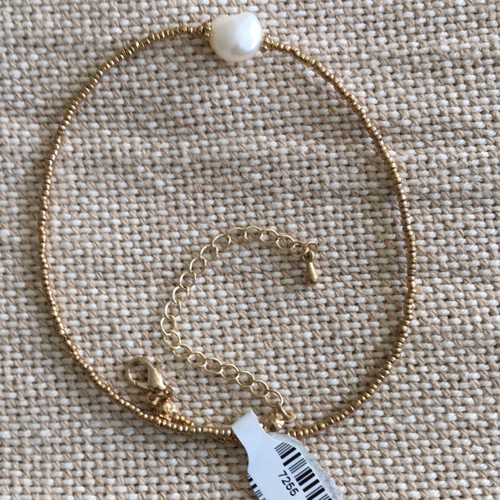 Gold necklace with water pearl